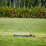 1023661-FiskarsEMEA-03-water-saving-sprinkler-metal-base.jpg
