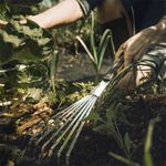 1027044-FiskarsEMEA-03-xact-hand-rake.jpg