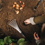 1027044-FiskarsEMEA-04-xact-hand-rake.jpg