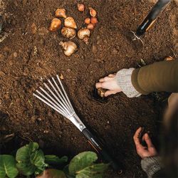 1027044-FiskarsEMEA-04-xact-hand-rake.jpg 1027044-FiskarsEMEA-04-xact-hand-rake.jpg