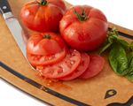 7031M1-NaturalSide-Tomatoes-rgb-Weber-Traveler-Schneidebrett.jpg