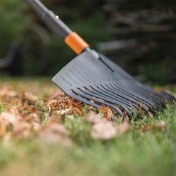 1000642-FiskarsEMEA-03-quikfit-leaf-rake-l.jpg 1000642-FiskarsEMEA-03-quikfit-leaf-rake-l.jpg