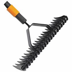 1000655-FiskarsEMEA-02-quikfit-aerator-rake.jpg 1000655-FiskarsEMEA-02-quikfit-aerator-rake.jpg