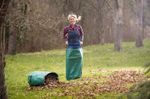 Sackhuepfende-Frau-im-Herbst-100952-BELLANDRIS-SAGA-1-.jpg