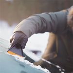 1019354-FiskarsEMEA-02-solid-ice-scraper.jpg