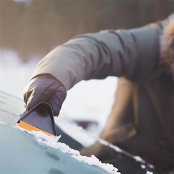1019354-FiskarsEMEA-02-solid-ice-scraper.jpg 1019354-FiskarsEMEA-02-solid-ice-scraper.jpg